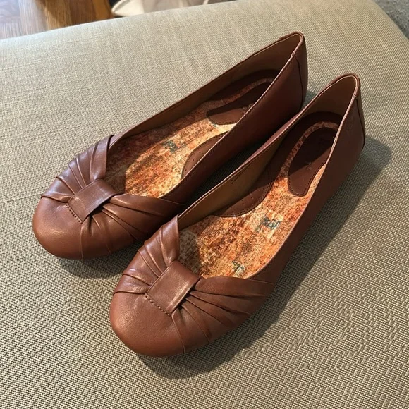 Born Women's Brown Leather Flats - Picture 2 of 9